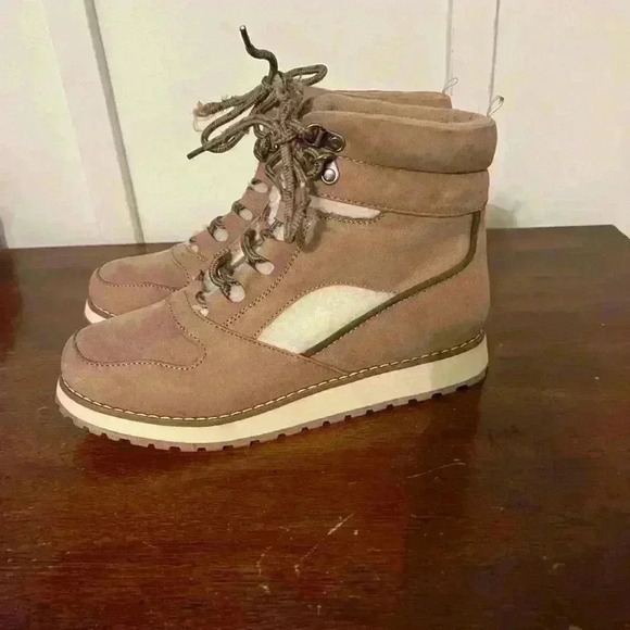 Never been work Old Navy faux fur hiking boots size 9 - Picture 7 of 12